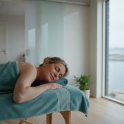 Gravidmassasje: En komplett guide til trygghet, lindring og velvære i 2026