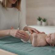 Hvordan gi babymassasje trygt: En komplett guide for foreldre